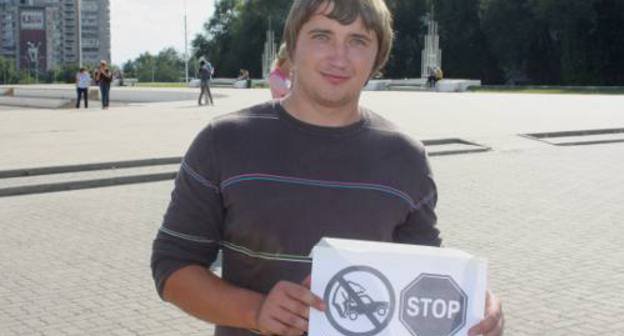 Участник акции против высоких цен на бензин. Ростов-на-Дону. 24 сентября 2011 года. Фото Олеси Диановой для "Кавказского узла"