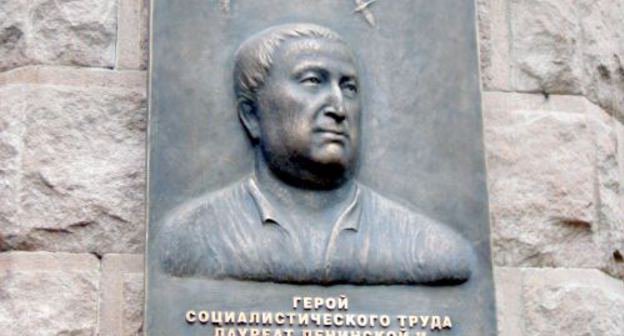Мемориальная доска в честь народного поэта Дагестана, Героя Социалистического труда Расула Гамзатова работы Пааты Мерабишвили и Евгения Хайлова на стене дома 25/5 по Тверской улице в Москве. Фото Олега Краснова для "Кавказского узла"