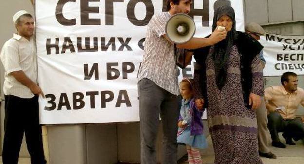 Участники митинга с требованием отпустить жителей Кизлярского района Омара Омарова, Мурада Гасанова и Руслана Гаджимагомедова, задержанных по подозрению в пособничестве боевикам. Дагестан, Махачкала, 26 августа 2011 г. Фото Ахмеда Магомедова для "Кавказского узла"