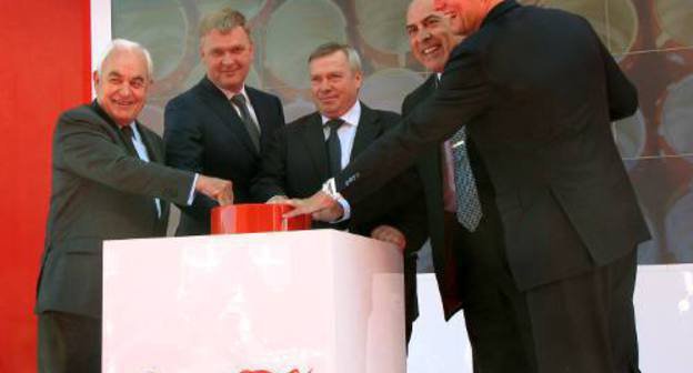 Запуск завода Coca-Cola – на красную кнопку нажимают губернатор Ростовской области Василий Голубев (в центре), президент оргкомитета «Сочи 2012» Дмитрий Чернышенко (крайний справа). Ростовская область, 26 сентября 2011 г.
 Фото Натальи Баженовой для "Кавказского узла"