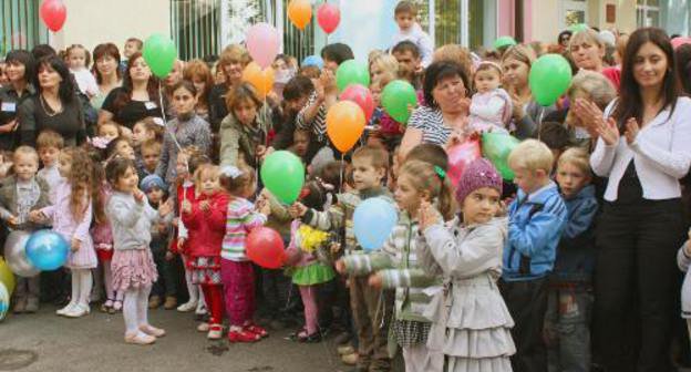Родители и дети на церемонии открытия
 детского  сада в поселке "Спутник". Владикавказ, 27 сентября 2011 г. Фото Залины Гиголаевой для "Кавказского узла"