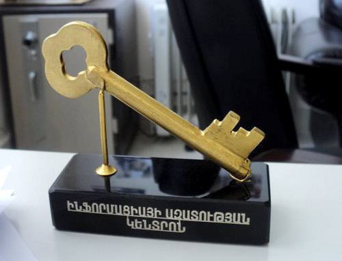 Золотой ключ ежегодной премии Центра свободы информации ''Золотой ключ и ржавый замок''. 28 сентября 2011 г. Фото со страницы председателя ЦИС Шушан Дойдоян на Facebook.com Золотой ключ ежегодной премии Центра свободы информации ''Золотой ключ и ржавый замок''. 28 сентября 2011 г. Фото со страницы председателя ЦИС Шушан Дойдоян на Facebook.com