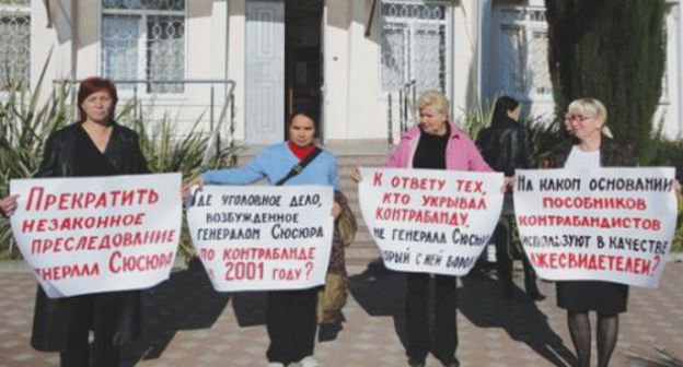 Пикет в защиту Виктора Сюсюры у здания Краснодарского краевого суда. Ноябрь 2010 г. Фото Светланы Кравченко для "Кавказского узла"