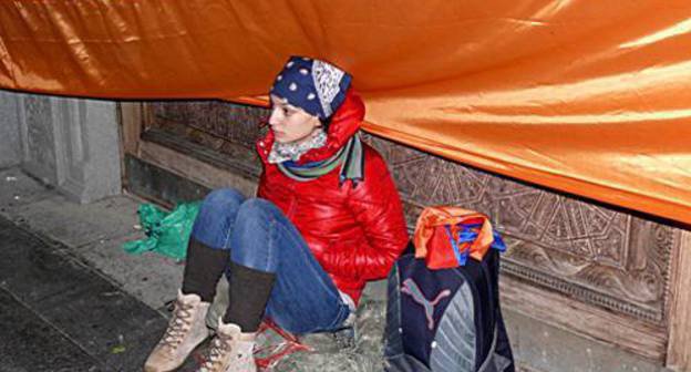 Участница непрерывной акции протеста оппозиции на площади Свободы в Ереване в ночь на 1 октября 2011 г. Фото: news.am