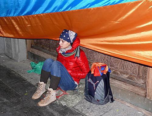 Участница непрерывной акции протеста оппозиции на площади Свободы в Ереване в ночь на 1 октября 2011 г. Фото: news.am