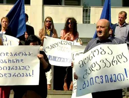 Акция протеста в поддержку рабочих кутаисского металлургического завода "Геркулес" у здания министерства экономики Грузии в Тбилиси. 26 сентября 2011 г. Кадр из видеорепортажа канала ПИК (www.pik.tv) Акция протеста в поддержку рабочих кутаисского металлургического завода "Геркулес" у здания министерства экономики Грузии в Тбилиси. 26 сентября 2011 г. Кадр из видеорепортажа канала ПИК (www.pik.tv)