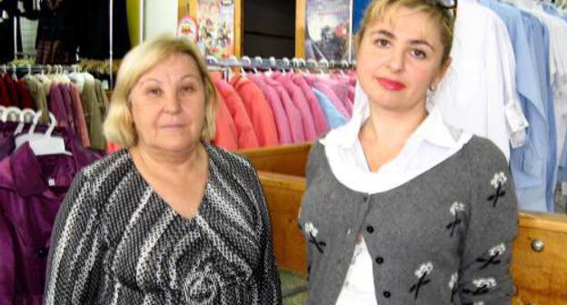 Светлана Голованова и Виктория Кушнир в магазине "Юниор" на
 улице Володарского, 12 в Астрахани. 30 сентября 2011 г. Фото Вячеслава Ященко для "Кавказского узла"
