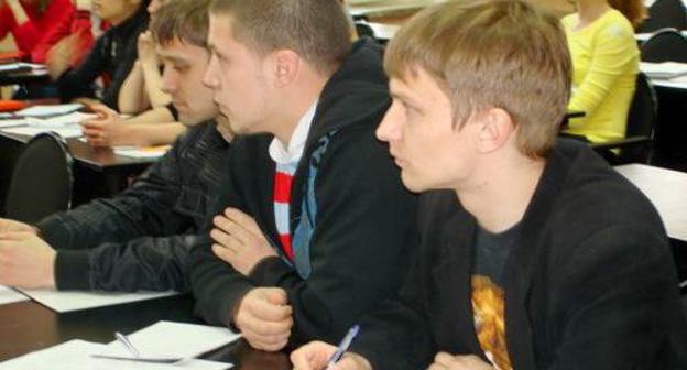 Участники республиканской программы развития молодежного предпринимательства в КЧР. Фото: Управление пресс-службы Главы и Правительства КЧР ( kchr.info)