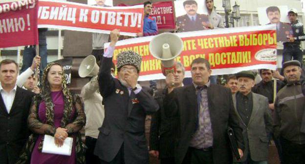 Дагестан. Общереспубликанский антикоррупционный митинг на площади Ленина в Махачкале. Выступает Магомед Залибеков, общественный деятель, капитан в отставке. 3 октября 2011 г. Фото Патимат Махмудовой для "Кавказского узла"