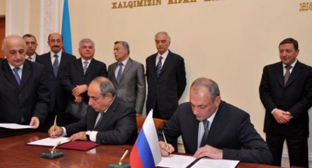 Первый вице-премьер правительства Азербайджана Ягуб Эюбов и глава Дагестана Магомедсалам Магомедов подписывают соглашение о сотрудничестве. Баку, 4 октября 2011 г. Фото Альберта Токаева