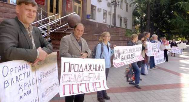 Участники пикета жителей, пострадавших от олимпийского переселения, у здания мэрии Сочи. 4 октября 2011 г. Фото Светланы Кравченко для "Кавказского узла"