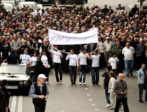 "Марш грузин" в Тбилиси 27 сентября 2011 г., организованный оппозиционной партией "Народный форум". Фото: Нодар Цхвирашвили (RFE/RL) "Марш грузин" в Тбилиси 27 сентября 2011 г., организованный оппозиционной партией "Народный форум". Фото: Нодар Цхвирашвили (RFE/RL)