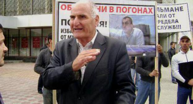 Один из участников антикоррупционного митинга - правозащитник, общественный деятель, председатель независимого профсоюза сотрудников правоохранительных органов Магомед Шамилов. Махачкала, 3 октября 2011 г. Фото Патимат Махмудовой для "Кавказского узла"