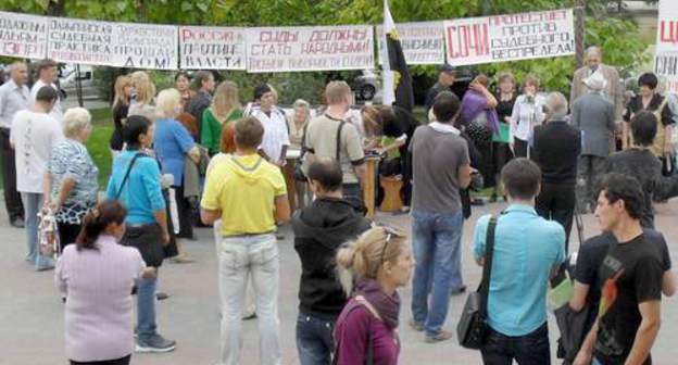 Митинг жителей Сочи в сквере у железнодорожного вокзала 9 октября 2011 г. Фото Светланы Кравченко для "Кавказского узла"