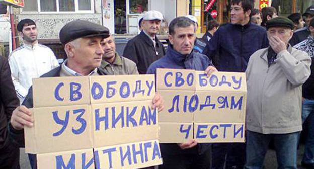 Дагестан, Махачкала, 4 июня 2011 г. Пикет у здания РОВД Советского района Махачкалы с требованием отпустить задержанных во время антикоррупционного митинга 3 июня 2011 г. Фото Патимат Махмудовой для "Кавказского узла"
