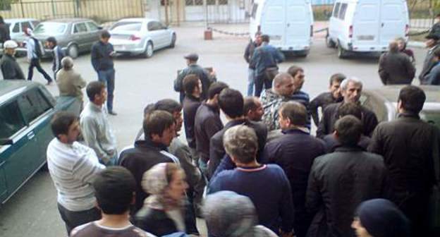 Дагестан, Махачкала, 4 июня 2011 г. Пикет у здания РОВД Советского района Махачкалы с требованием отпустить задержанных во время антикоррупционного митинга 3 июня 2011 г. Фото Патимат Махмудовой для "Кавказского узла"