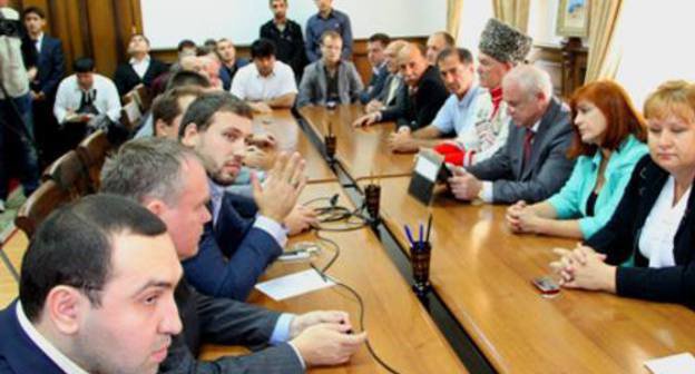 Участники программы "Диалог" на встрече в Дербенте. 11 октября 2011 г. Фото с официального сайта города Дербент (www.derbent.ru)