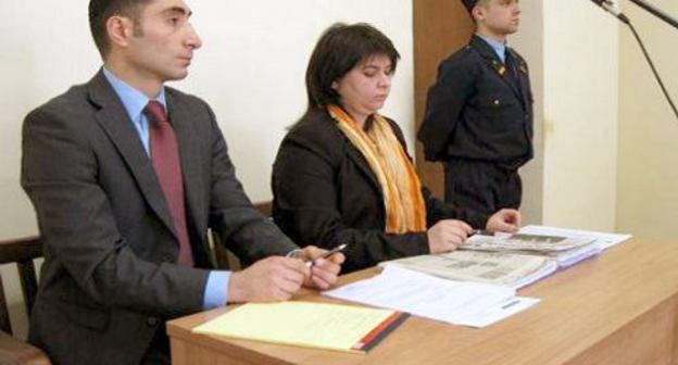 Представители Беллы и Седрака Кочарянов на судебном заседании по иску против учредителя оппозиционной газеты "Жаманак" ("Время") ООО "Скизб Медиа кентрон" 14 марта 2011 г. Фото: www.media.am