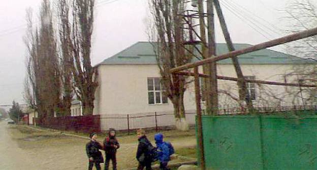 Дети играют рядом со школой в Ачхой-Мартане. Март 2010 г. Фото HARCNIGGER с сайта Panoramio.com