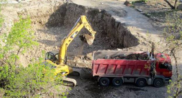 Котлован на месте снесенного детского сада по улице Налбандяна. Ереван, 28 апреля 2011 г. Фото из блога SocialistArmenia на yerevan.ru