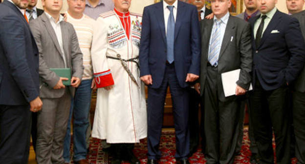 Участники программы "Диалог" на встрече с главой Дагестана Магомедсаламом Магомедовым. Махачкала, 13 октября 2011 г.
Фото Руслана Алибекова