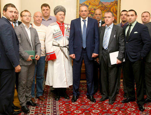 Участники программы "Диалог" на встрече с главой Дагестана Магомедсаламом Магомедовым. Махачкала, 13 октября 2011 г.
Фото Руслана Алибекова