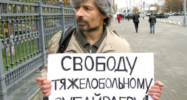 Евгений Фрумкин, участник пикета в защиту заключенного Зубайра Зубайраева у здания ФСИН в Москве, 13 октября 2011 г. Фото Ярослава Козулина для "Кавказского узла"