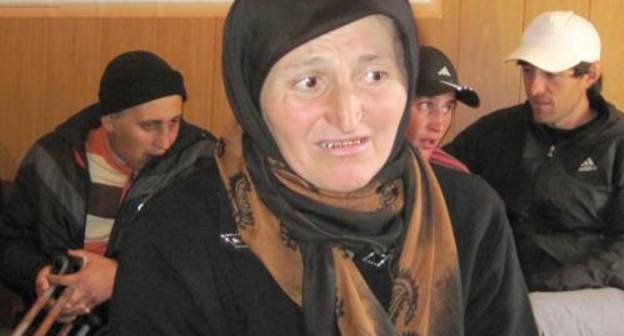 На переднем плане: Узлипат Магомедова, мать Далгата Юсупова, получившего в результате избиения силовиками ушиб головного мозга. На заднем плане слева - Магомед Исаев, также избитый силовиками. Дагестан, Цунтинский район, село Хутрах, 8 октября 2011 г. Фото предоставлено очевидцем