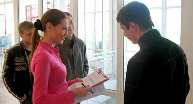 Анкетирование молодежи в учебных заведениях КЧР. Октябрь 2011 г. Фото пресс-службы Главы и Правительства Карачаево-Черкесской Республики (www.kchr.info)