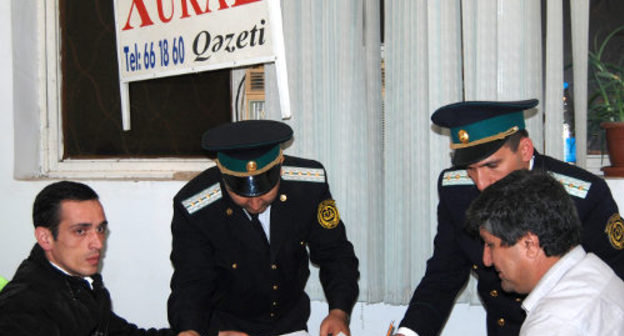 Полиция описывает имущество редакции газеты "Хурал". Азербайджан, Баку, 19 октября 2011 г. Фото: Институт свободы и безопасности репортеров (www.irfs.az)