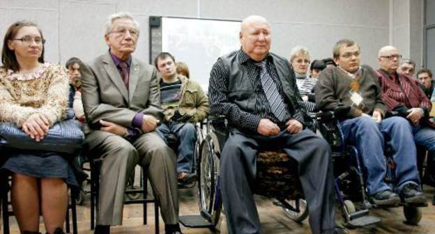 «Круглый стол» избиркома Ростовской области с руководителями региональных отделений общероссийских общественных организаций инвалидов по обсуждению проблемных вопросов, касающиеся участия инвалидов в предстоящих выборах депутатов Госдумы РФ шестого созыва.  Ростов-на-Дону, 18 октября 2011г. Фото предоставлено пресс-службой избиркома Ростовской области.