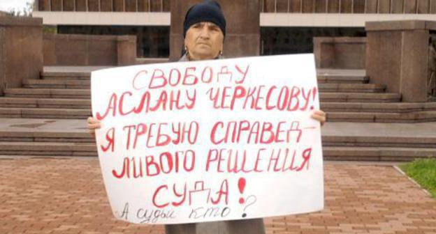 Одиночный пикет протеста в защиту Аслана Черкесова. КБР, Нальчик, 21 октября 2011 г. Фото Елены Хрусталевой для "Кавказского узла"