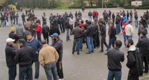 Дагестан, Буйнакск, 21 октября 2011 г. Митинг, организованный на центральной площади родственниками и друзьями пропавшего 11 октября жителя города Салмана Абакарова. Фото Патимат Махмудовой для "Кавказского узла"