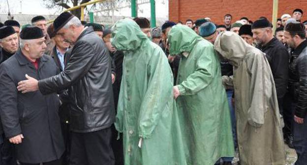 Примирение кровников в поселке Алды, Заводского района Чеченской Республики. 23 апреля 2011 г. Фото пресс-службы ДУМ ЧР (http://dumm.ru)