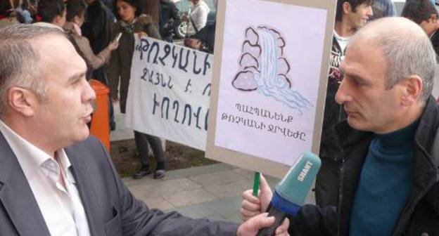 Акция протеста во имя спасения водопада Трчкан перед зданием Правительства Армении. Географ Левон Галстян дает интервью СМИ. Ереван. 20 октября 2011 г. Фото Армине Мартиросян для "Кавказского узла"