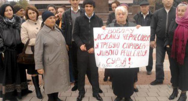 Участники пикета в защиту Аслана Черкесова на площади Марии в Нальчике. 22 октября 2011 г. Фото Елены Хрусталевой для "Кавказского узла"