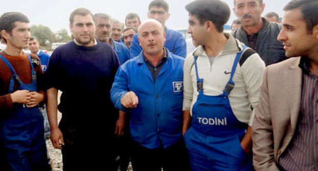 Азербайджан, Сальян, 15 октября 2011 г. Бастующие работники компании Todini. Фотография, снятая участником забастовки