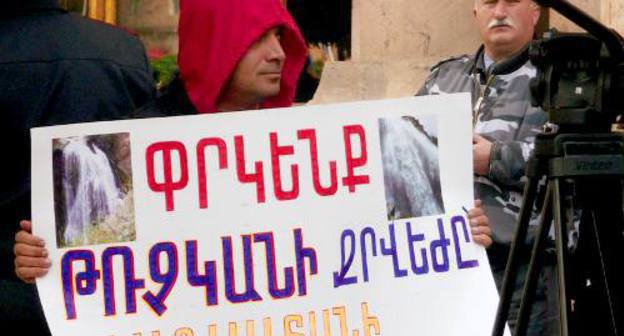 Апрес Зограбян, участник акции в защиту водопада Трчкан, у здания правительства Армении. Надпись на плакате: ''Спасем водопад Трчкан - красоту Армении''. Ереван, 20 октября 2011 г. Фото Армине Мартиросян для "Кавказского узла"
