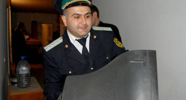 Азербайджан, Баку, 19 октября 2011 г. Полиция конфискует имущество редакции газеты "Хурал". Фото: Институт свободы и безопасности репортеров, www.irfs.az
