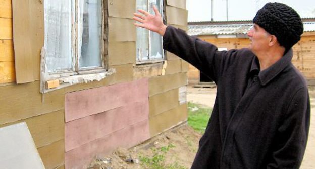 Владимир Гоганов показывает повреждения, нанесенные его дому неизвестными. Волгоград, поселок Верхняя Ельшанка, 27 октября 2011 г. Фото Вячеслава Ященко для "Кавказского узла"