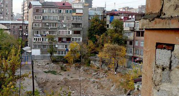 Армения, Ереван, 23 октября 2011 г. Котлован, вырытый под строительство многоквартирного дома во дворе на перекрестке улиц Аваг Петросян - Саят-Нова - Налбандян и Туманян. Фото Армине Мартиросян для "Кавказского узла"