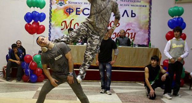 Выступление участников городского хип-хоп фестиваля "M-town" в Махачкале. 25 октября 2011 г. Фото Сабины Мамаевой