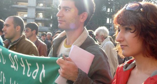 Акция протеста против строительства малой ГЭС на водопаде Трчкан перед зданием Министерства охраны природы Армении. Надпись на плакате ''В водопаде Трчкан нет ни капли лишней воды''. Ереван, 1 ноября 2011 г. Фото Армине Мартиросян для "Кавказского узла"