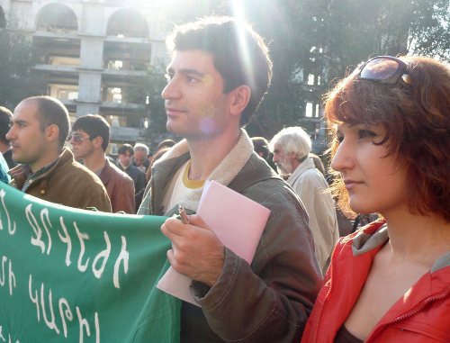 Акция протеста против строительства малой ГЭС на водопаде Трчкан перед зданием Министерства охраны природы Армении. Надпись на плакате ''В водопаде Трчкан нет ни капли лишней воды''. Ереван, 1 ноября 2011 г. Фото Армине Мартиросян для "Кавказского узла"