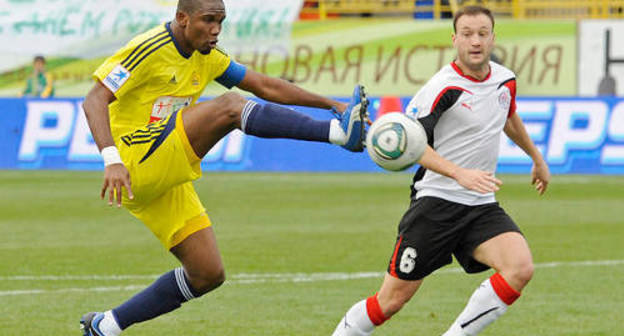 Нападающий клуба "Анжи" Самюэль Это'о (слева) во время игры с "Амкаром". Дагестан, Махачкала, 29 октября 2011 г. Фото пресс-службы ФК "Анжи", www.fc-anji.ru