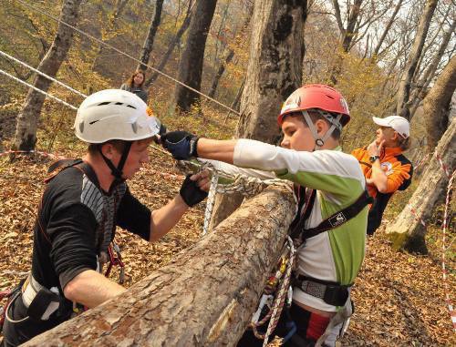 Участники открытого турнира Адыгеи по спортивному туризму на естественном рельефе CLIMBER. Республика Адыгея, Майкопский район, база отдыха "Горная легенда", ноябрь 2010 г. Фото предоставлено участниками турнира
