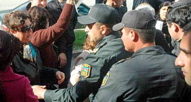 Акция протеста обманутых дольщиков у здания телекомпании "Хазар" в Баку 3 ноября 2011 г. Фото ИА "Туран"
