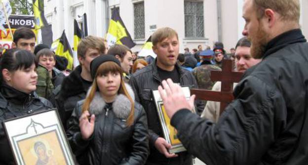Волгоград, 4 ноября 2011 г. Участники "Русского марша" с православными иконами и крестами в руках. Фото Вячеслава Ященко для "Кавказского узла"