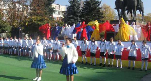 Северная Осетия, Владикавказ, 4 ноября 2011 г. Праздничные выступления в честь Дня народного единства  на площади 50 лет Октября. Фото Дмитрия Тамерланова для "Кавказского узла"