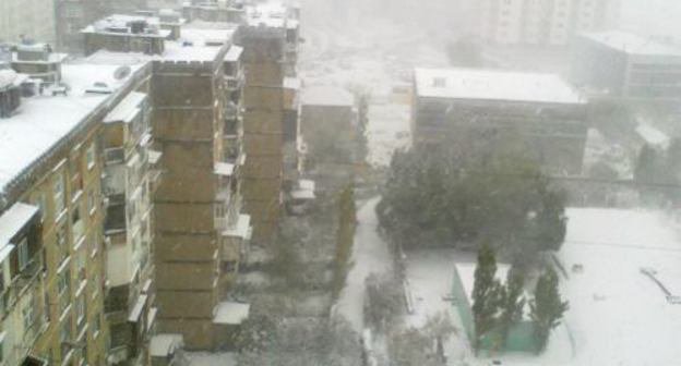 Сильный снегопад в Баку 7 ноября 2011 г. Фото Фаика Меджида для "Кавказского узла"
